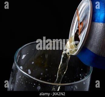 Makro von Bier zapfen von blechdose auf schwarzem Hintergrund Stockfoto