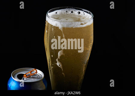 Kaltes Bier im Glas aus Metall kann auf schwarzem Hintergrund Stockfoto