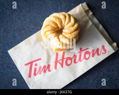 Ein Honig cruller Donut von Tim Hortons, einem beliebten Kanadischen fast food Restaurant und Donut Shop. Stockfoto