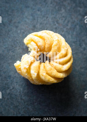 Ein Honig cruller Donut von Tim Hortons, einem beliebten Kanadischen fast food Restaurant und Donut Shop. Stockfoto