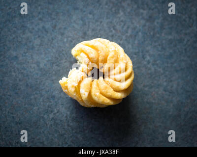 Ein Honig cruller Donut von Tim Hortons, einem beliebten Kanadischen fast food Restaurant und Donut Shop. Stockfoto