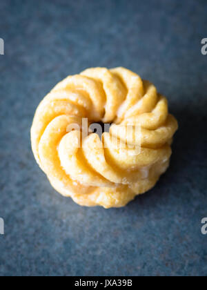 Ein Honig cruller Donut von Tim Hortons, einem beliebten Kanadischen fast food Restaurant und Donut Shop. Stockfoto