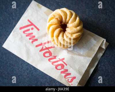 Ein Honig cruller Donut von Tim Hortons, einem beliebten Kanadischen fast food Restaurant und Donut Shop. Stockfoto