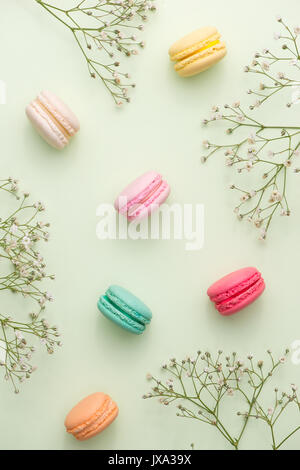 Nachtisch. Süße macarons oder Makronen mit Blumen. Stockfoto