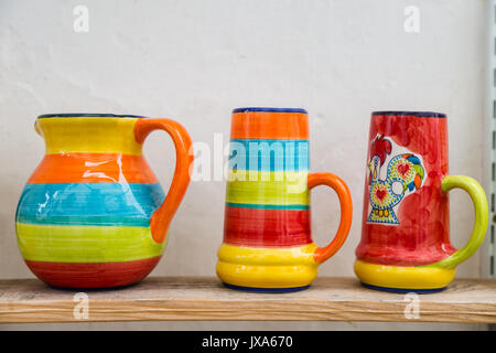 Bunte leeren Becher auf Holzregal Stockfoto