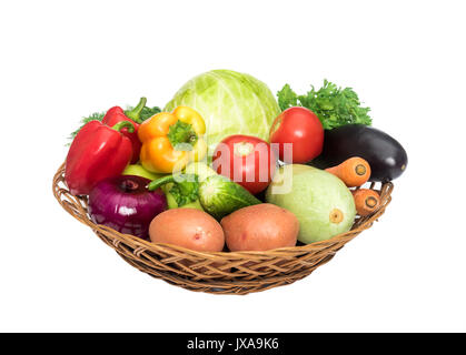 Korb mit frischem Gemüse auf weißem Hintergrund Stockfoto