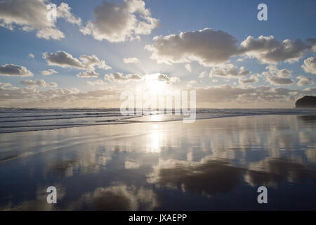 Sonnenuntergang auf Piha Beach Neuseeland Stockfoto