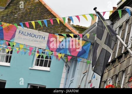 Bunte Bunting und Flaggen einschließlich der Kreuz des Heiligen pirran oberhalb der High Street im Zentrum von Falmouth Cornwall engen Straßen Karneval Stockfoto