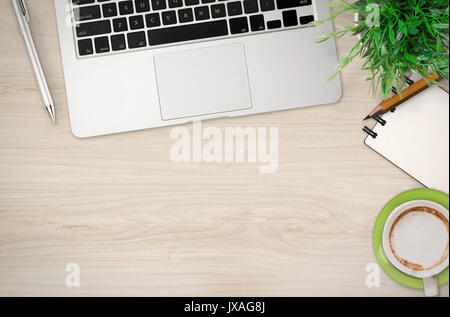 Büro Schreibtisch Ansicht von oben mit der Menge Material auf hölzernen Hintergrund Stockfoto