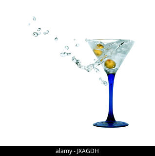 Schön Martini Glas mit Spritzer trinken und grünen Oliven. Auf weiß mit Freistellungspfad isoliert Stockfoto