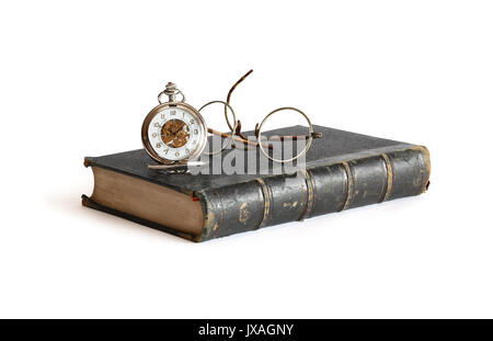 Vintage Pocket Watch in der Nähe von Brillen auf Altes Buch Stockfoto