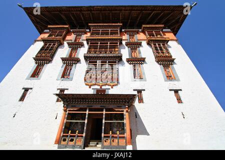 Traditionelle bhutanischen Stil dekoriert mit geschnitzten Fensterrahmen in Paro Rinpung Dzong, buddhistisches Kloster und Burg auf einem Hügel in der Nähe von t Stockfoto