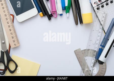 Schule mit Rücken zur Schule Inschrift in Notebook und Briefpapier auf hölzernen Hintergrund festlegen Stockfoto