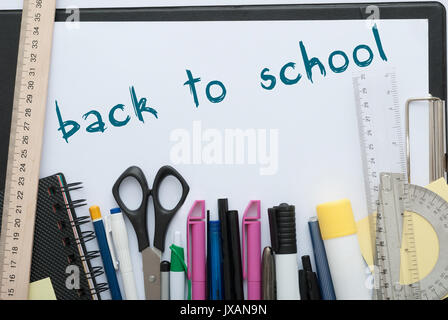 Schule mit Rücken zur Schule Inschrift in Notebook und Briefpapier auf hölzernen Hintergrund festlegen Stockfoto