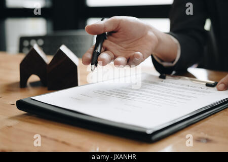 Immobilienmakler müssen Vereinbarung mit seinem Kunden in vermietung haus zu unterzeichnen Stockfoto