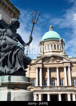 Die Statue im Queen Victoria Statue und Hull City Hall im Queen Victoria Square Rumpf Yorkshire England Stockfoto