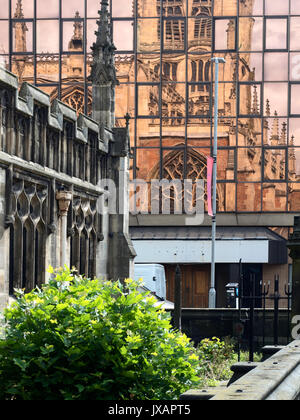 Hull Minster ein denkmalgeschütztes Gebäude der Klasse I, das sich in einem widerspiegelt Modernes Gebäude in der Altstadt von Hull Yorkshire England Stockfoto