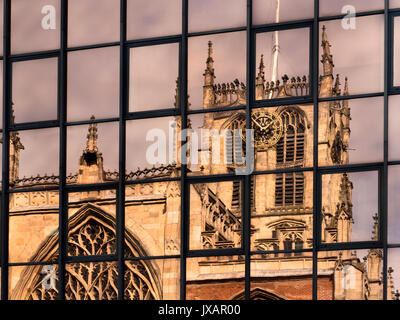 Rumpf Münster, spiegelt sich in einem modernen Gebäude in der Altstadt Rumpf Yorkshire England Stockfoto