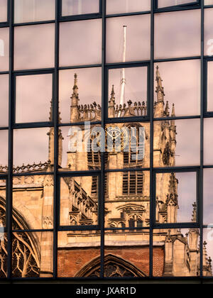 Rumpf Münster, spiegelt sich in einem modernen Gebäude in der Altstadt Rumpf Yorkshire England Stockfoto