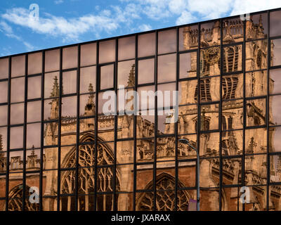 Hull Minster ein denkmalgeschütztes Gebäude der Klasse I, das sich in einem widerspiegelt Modernes Gebäude in der Altstadt von Hull Yorkshire England Stockfoto