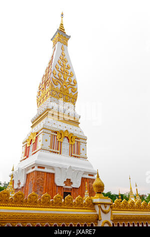Tempel von Phra That Phanom Stupa in der Provinz Nakhon Phanom Thailand. Isoliert weißer Hintergrund Stockfoto