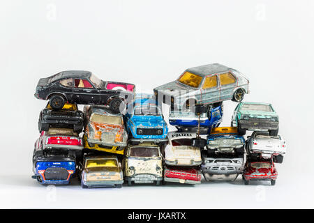 : Modell Auto. Ein Stapel von Broken Toy Cars. Stockfoto