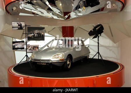 CITROEN DS - CITROEN SHOW ROOM CHAMPS ELYSEES - FRANZÖSISCHE OLDTIMER - PARIS AUTO © Frédéric BEAUMONT Stockfoto