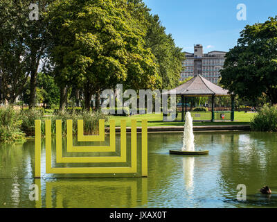 Teich mit Brunnen und Bandstand in Queens Gardens Hull Yorkshire England Stockfoto