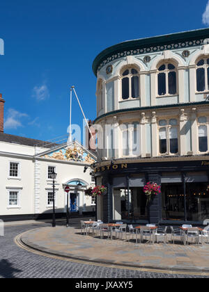 Das Kingston Publice House ist ein denkmalgeschütztes Gebäude der Klasse II und Trinity House Klasse I aufgeführt in Trinity Square Hull Yorkshire England Stockfoto