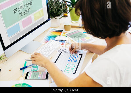 Frau entwerfen eine reaktionsschnelle Website Stockfoto