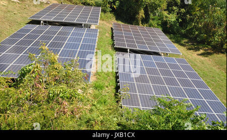 Solarzellen auf der Insel St. Thomas Stockfoto