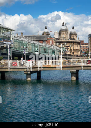 Princes Quay mit dem Maritime Museum A Klasse II* gelistet Gebäude in der Ferne in Hull Yorkshire England Stockfoto