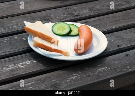 Bock Wurst, Würstchen oder frankfurther Wurst mit Toast und Gurken auf einem weißen Teller. Stockfoto