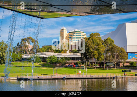 Adelaide, Australien - Dezember 2, 2016: Adelaide City Center unter der Fußgängerbrücke in Elder Park an einem hellen Tag gesehen Stockfoto