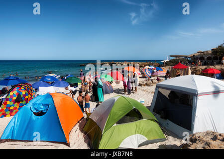 KELIBIA, TUNESIEN - 13. AUGUST 2017: lokale Leute genießen das Leben am Strand im Sommer Stockfoto