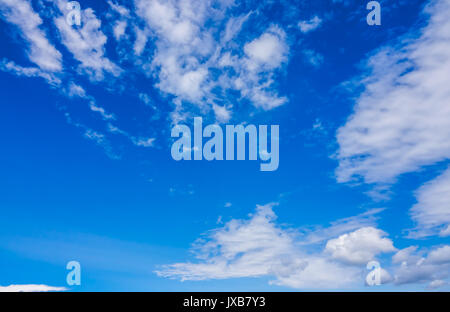Horizontale Bild der Wolken am Himmel auf einem klaren, warmen Sommernachmittag Stockfoto