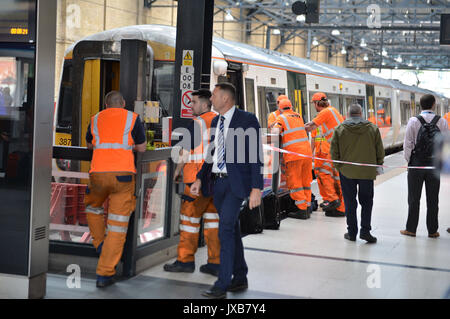 Bahnpersonal im Londoner Bahnhof King's Cross Blick in den Zug von Royston schien der Puffer am Bahnsteig 9 zu schlagen. Stockfoto