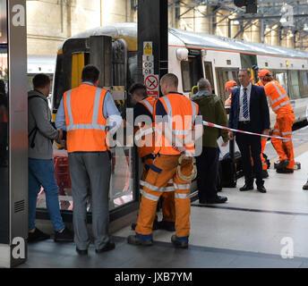 Bahnpersonal im Londoner Bahnhof King's Cross Blick in den Zug von Royston schien der Puffer am Bahnsteig 9 zu schlagen. Stockfoto