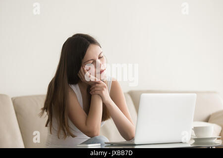 Junge Langeweile Frau sich benommen zu Hause sitzt mit Laptop Stockfoto