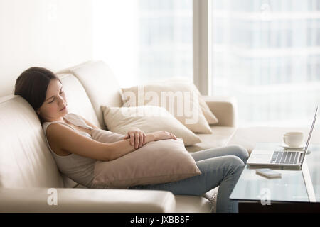 Junge hübsche Frau schlafen auf der Couch, nap auf Sofa Stockfoto