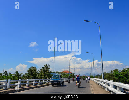 Phan Thiet, Vietnam - Mar 25, 2017. Verkehr auf ländlichen Straßen in Phan Thiet, Vietnam. Phan Thiet ist die Hauptstadt von Binh Thuan Provinz und ist umgeben b Stockfoto