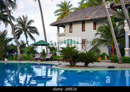 Phan Thiet, Vietnam - Mar 26, 2017. Schwimmbad von resrort mit Palmen in Phan Thiet, Vietnam. Phan Thiet gehört zu Binh Thuan Provinz und loc Stockfoto