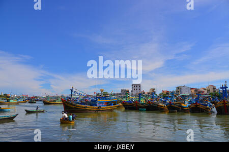 Phan Thiet, Vietnam - Mar 26, 2017. Viele hölzerne Boote andocken in Phan Thiet, Vietnam. Phan Thiet gehört zu Binh Thuan Provinz und befindet sich 200 km Sout Stockfoto