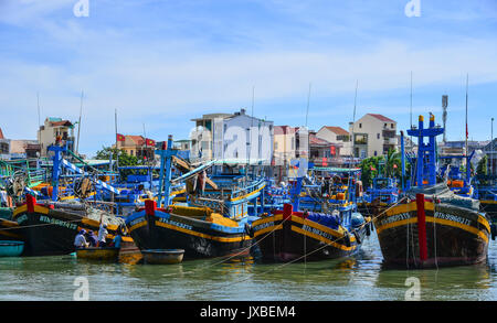 Phan Thiet, Vietnam - Mar 26, 2017. Angeln Boote andocken am Pier in Phan Thiet, Vietnam. Phan Thiet gehört zu Binh Thuan Provinz und 200 km entfernt Stockfoto