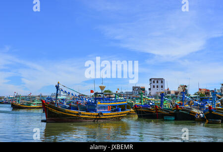 Phan Thiet, Vietnam - Mar 26, 2017. Fischerboote am sonnigen Tag in Phan Thiet, Vietnam. Phan Thiet gehört zu Binh Thuan Provinz und 200 km Sou entfernt Stockfoto