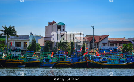 Phan Thiet, Vietnam - Mar 26, 2017. Angeln Boote andocken am Pier in Phan Thiet, Vietnam. Phan Thiet liegt etwa 200 km nördlich von Saigon, b Stockfoto