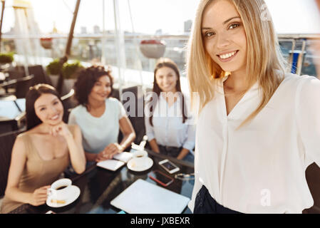 Attraktive blonde Frau eine selfie Stockfoto