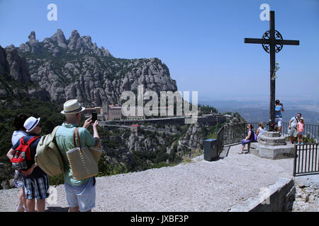 Touristen in St. Michael's Cross. Cruz de San Miguel auf den Berg Montserrat. Benediktinerabtei. Santa Maria de Montserrat. In der Nähe von Barcelona, Katalonien, Spanien Stockfoto