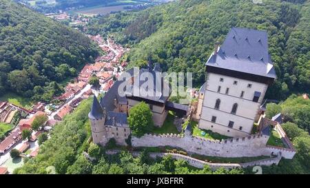 Luftbild der mittelalterlichen Burg Karlstejn in der Tschechischen Republik, Drone Ansicht Stockfoto