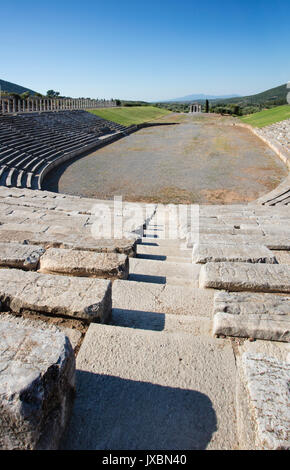 Blick auf das Stadion in Richtung Mausoleum im Ancient Messini in Griechenland Stockfoto